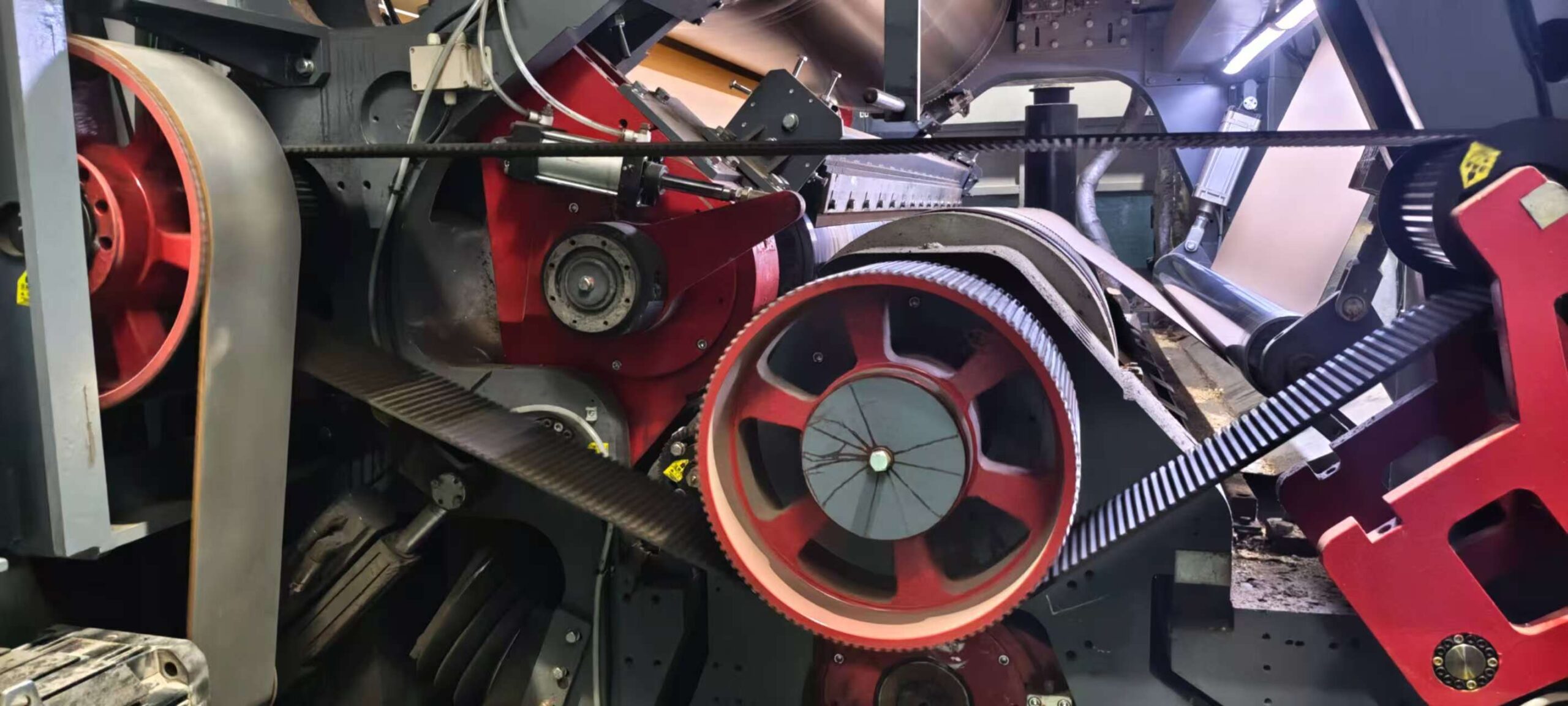 An infographic showing pressure and heat being applied to a corrugating roll