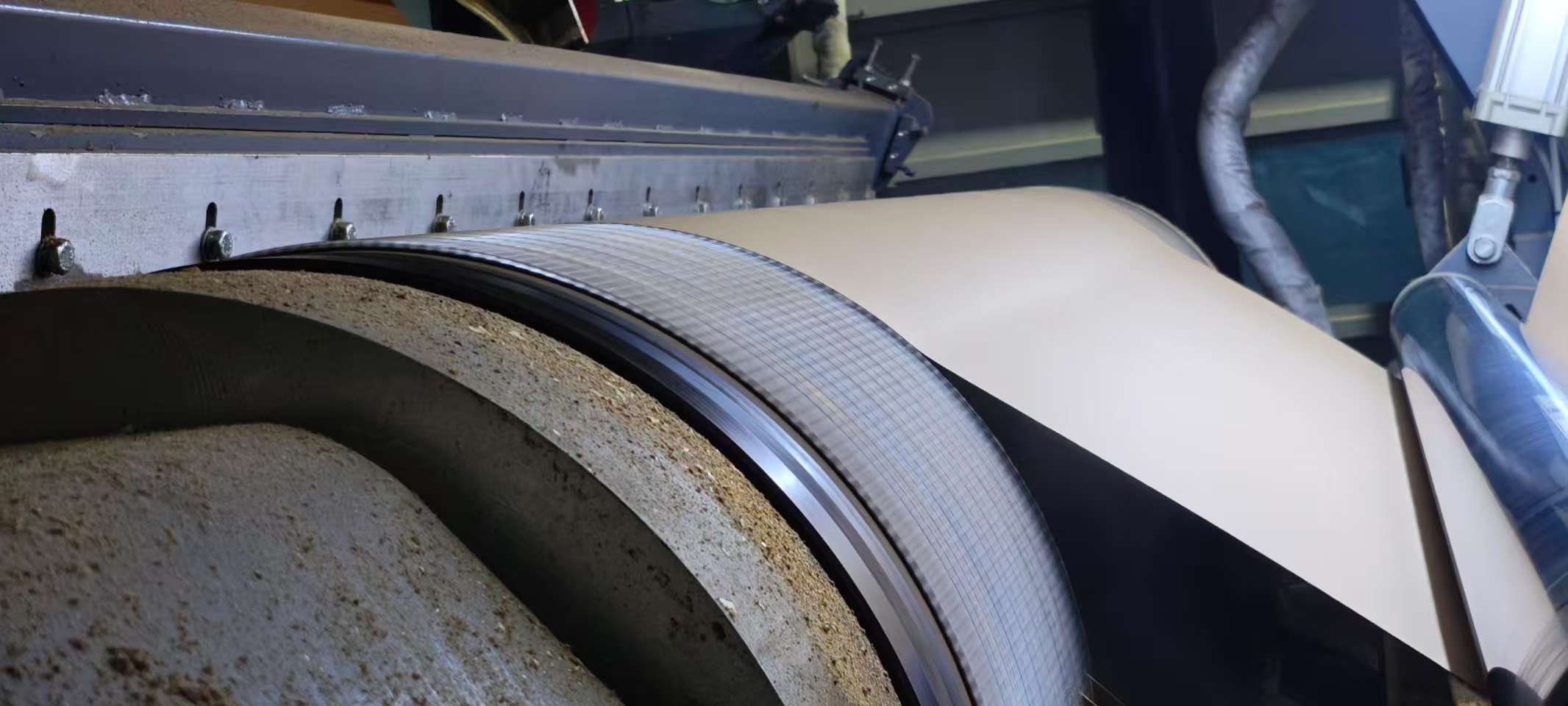 Diagram showing paper entering two corrugating rolls and exiting with flutes