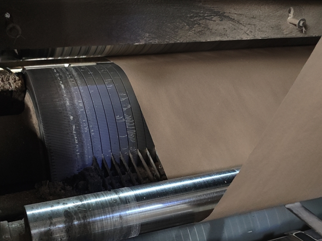 images/flute-formation-good-vs-worn.jpg worn-roll flutes showing crushed and uneven profiles
