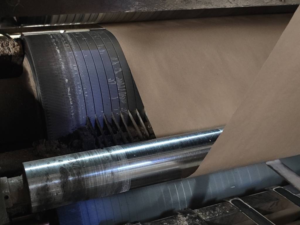 https://via.placeholder.com/800x400?text=Corrugating+Roll+Wear+Inspection Close-up inspection of a corrugating roll with worn flute tips